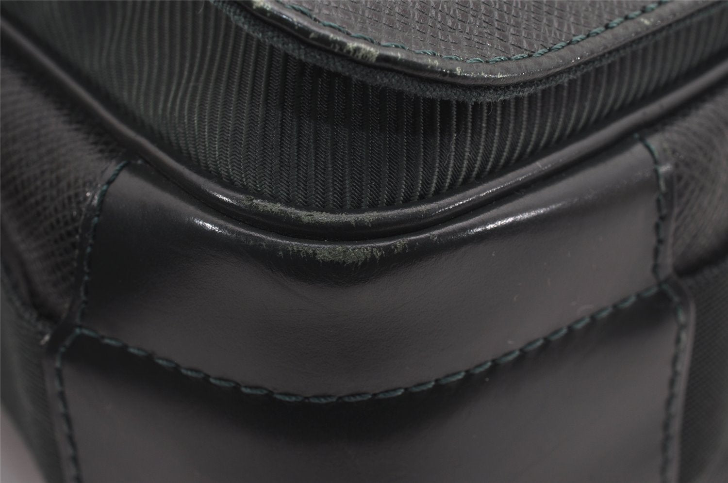 Auth Louis Vuitton Taiga Victor Shoulder Cross Body Bag Green M30142 LV 4577J