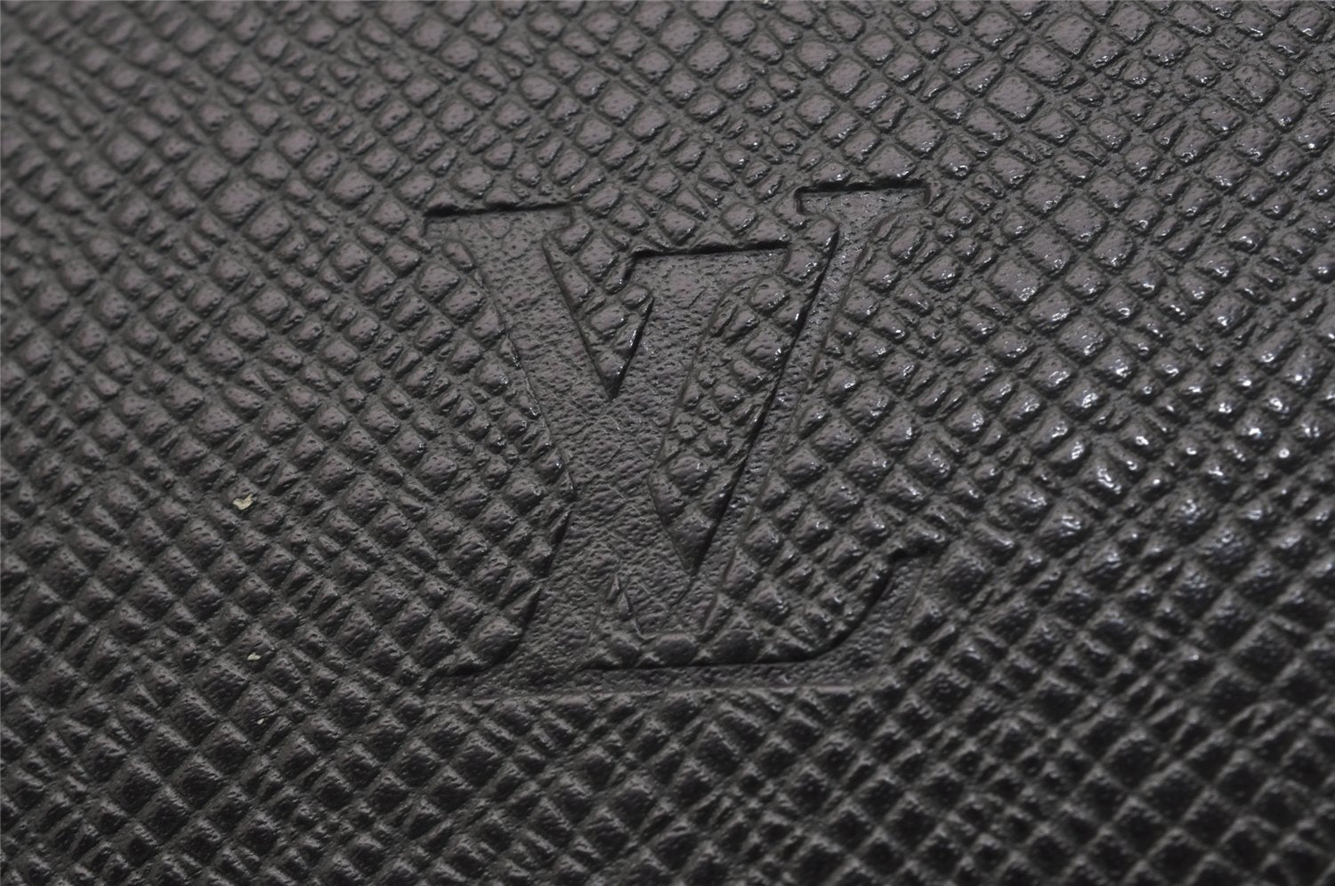 Auth Louis Vuitton Taiga Victor Shoulder Cross Body Bag Green M30142 LV 4577J