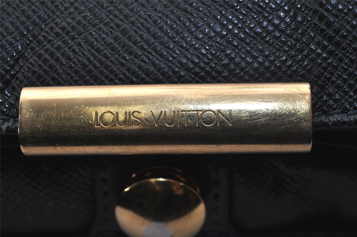 Auth Louis Vuitton Taiga Victor Shoulder Cross Body Bag Green M30142 LV 4577J