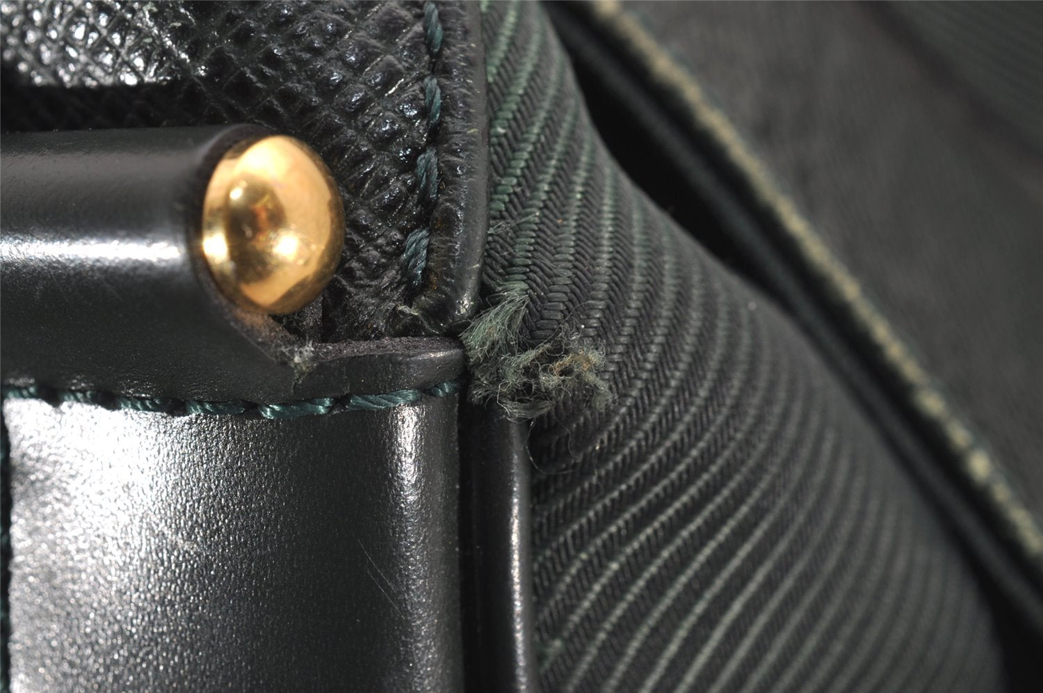 Auth Louis Vuitton Taiga Victor Shoulder Cross Body Bag Green M30142 LV 4577J