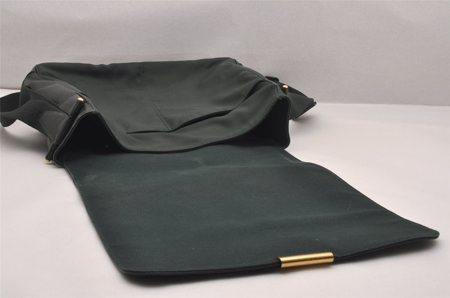 Auth Louis Vuitton Taiga Victor Shoulder Cross Body Bag Green M30142 LV 4577J