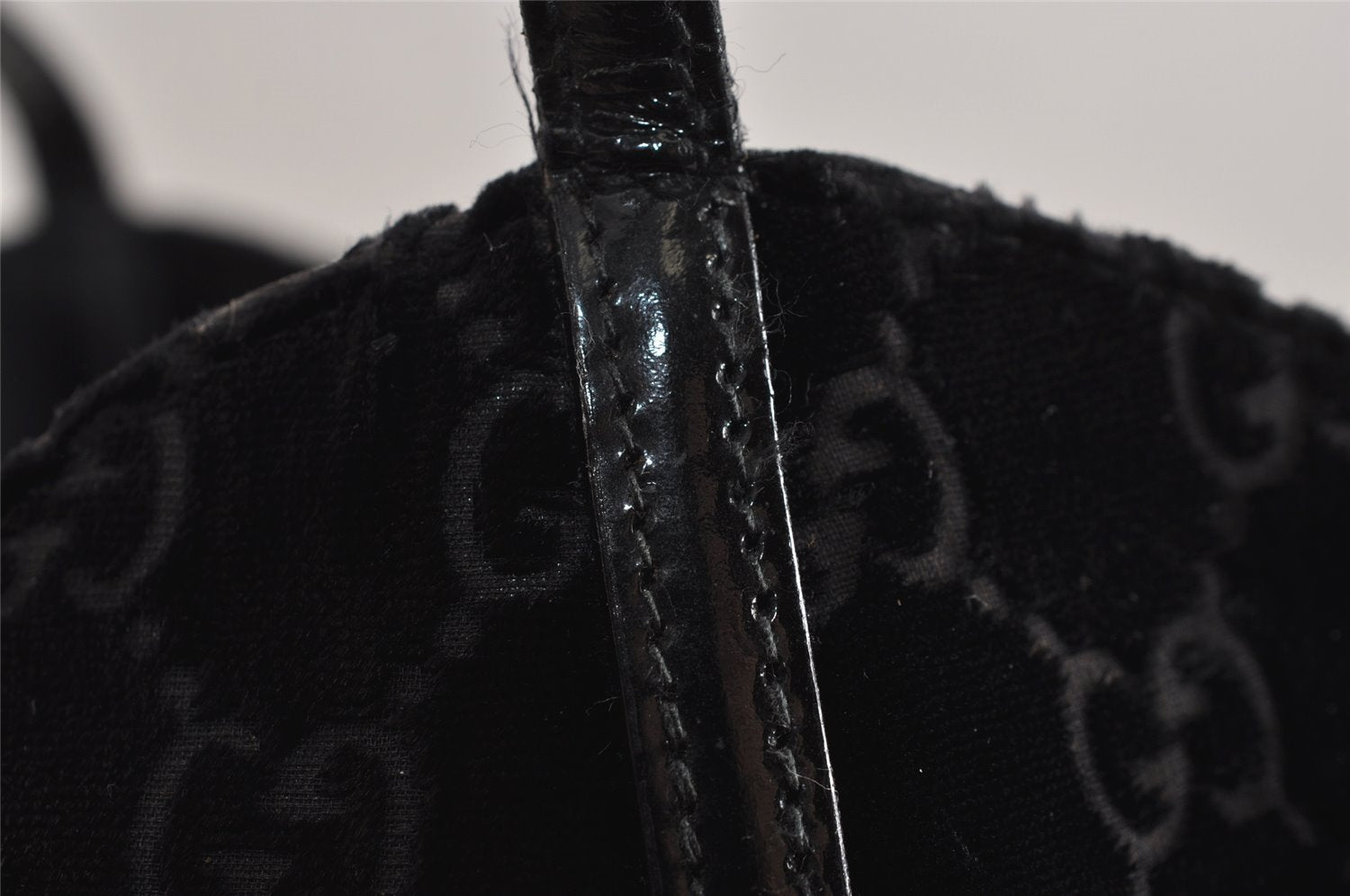 Authentic GUCCI Vintage Shoulder Hand Bag Purse GG Suede Enamel Black 4607J