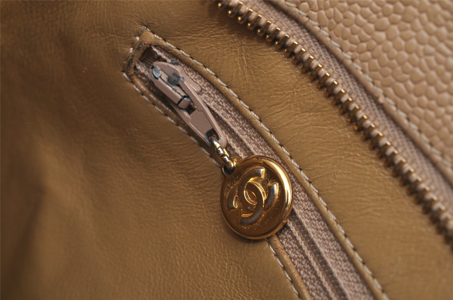 Authentic CHANEL Caviar Skin Medallion CC Logo Shoulder Tote Bag Beige 4639I