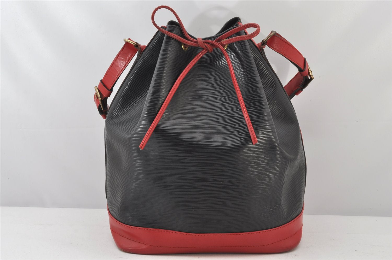 Authentic Louis Vuitton Epi Noe Bi-color Black x Red M44017 Drawstring Bag 4648K