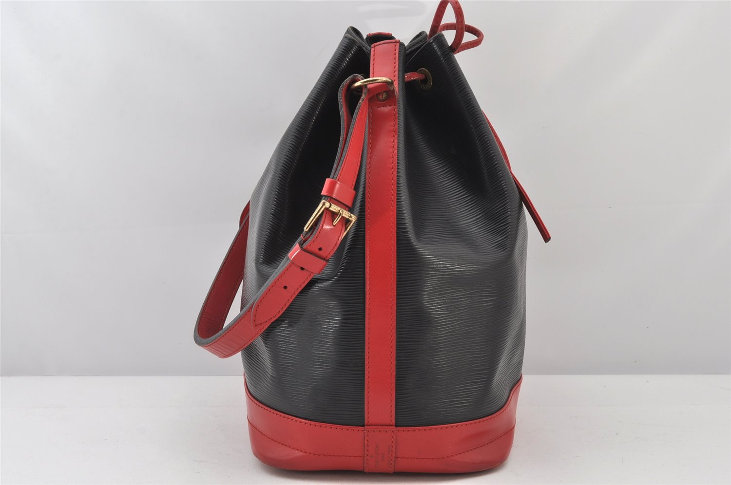 Authentic Louis Vuitton Epi Noe Bi-color Black x Red M44017 Drawstring Bag 4648K