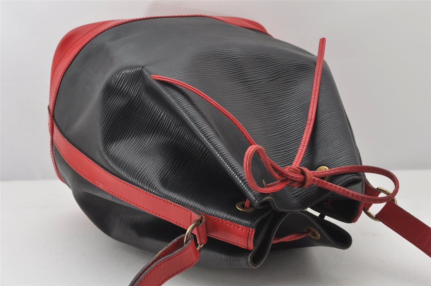 Authentic Louis Vuitton Epi Noe Bi-color Black x Red M44017 Drawstring Bag 4648K