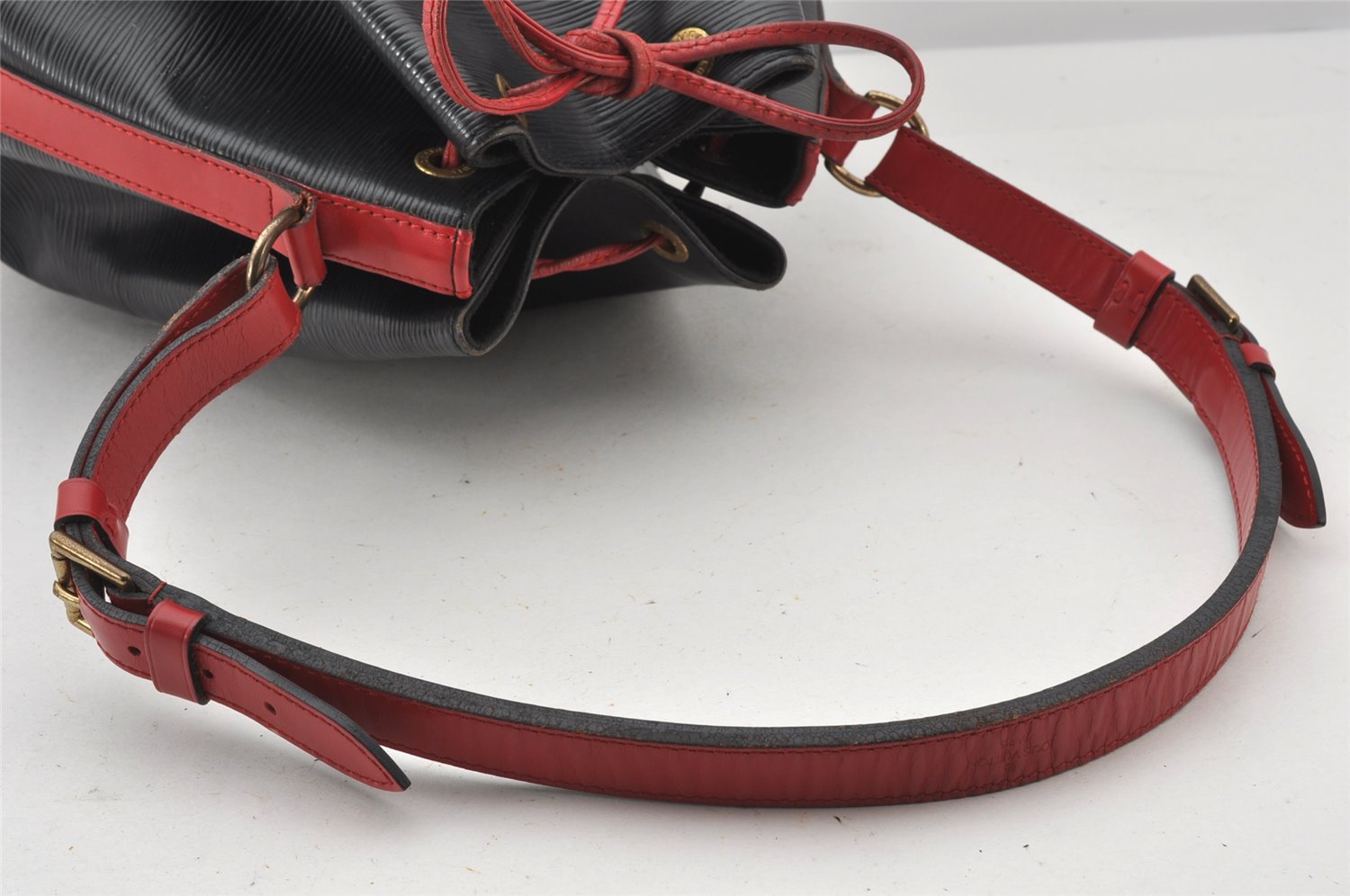 Authentic Louis Vuitton Epi Noe Bi-color Black x Red M44017 Drawstring Bag 4648K