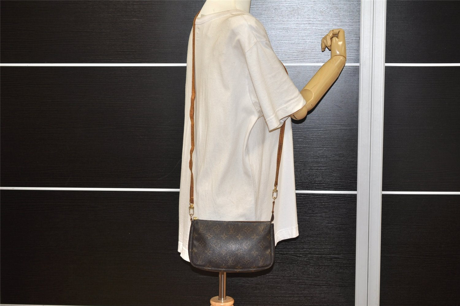 Authentic Louis Vuitton Monogram Pochette Accessoires Shoulder Cross Pouch 4667K