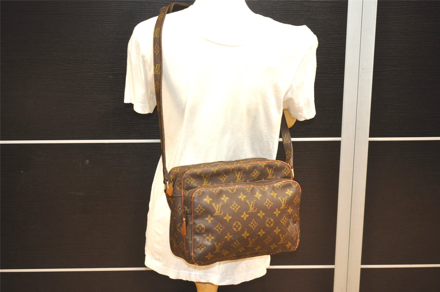 Authentic Louis Vuitton Monogram Nile Shoulder Cross Body Bag Old Model LV 4679J