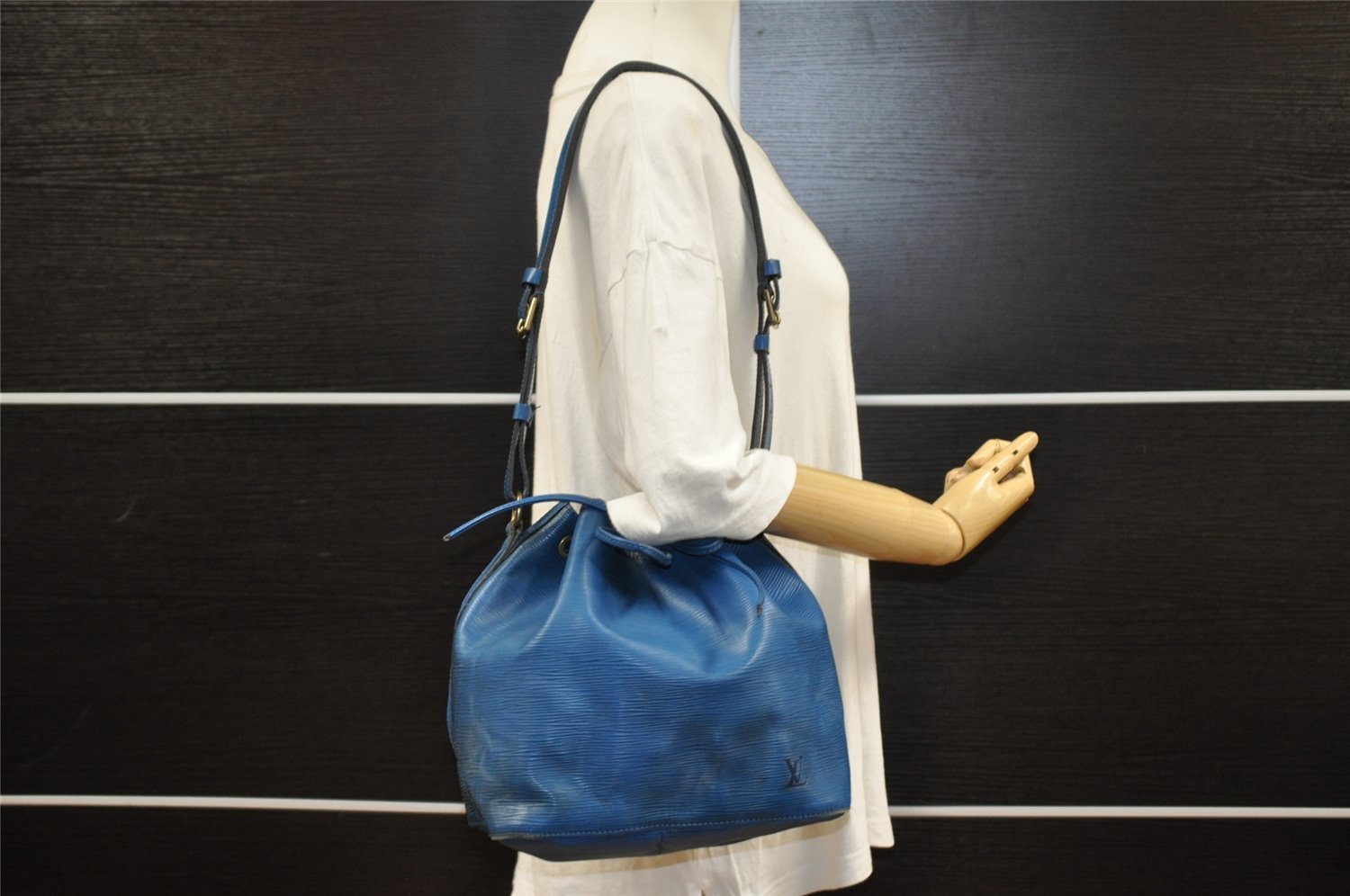 Authentic Louis Vuitton Epi Petit Noe Shoulder Drawstring Bag M44105 Blue 4736I