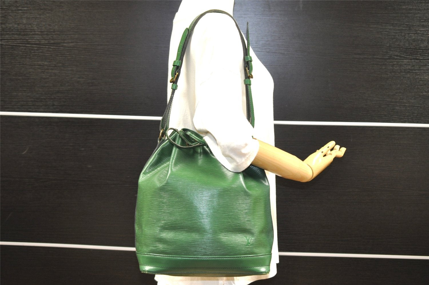 Authentic Louis Vuitton Epi Noe Shoulder Drawstring Bag Green M44004 LV 4768I
