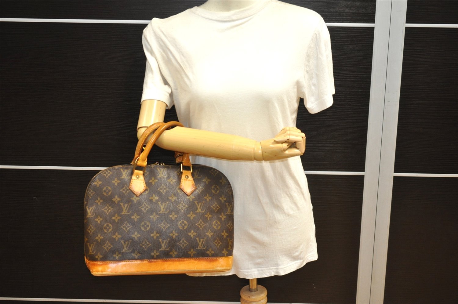 Authentic Louis Vuitton Monogram Alma Hand Bag Purse M51130 LV 4819J