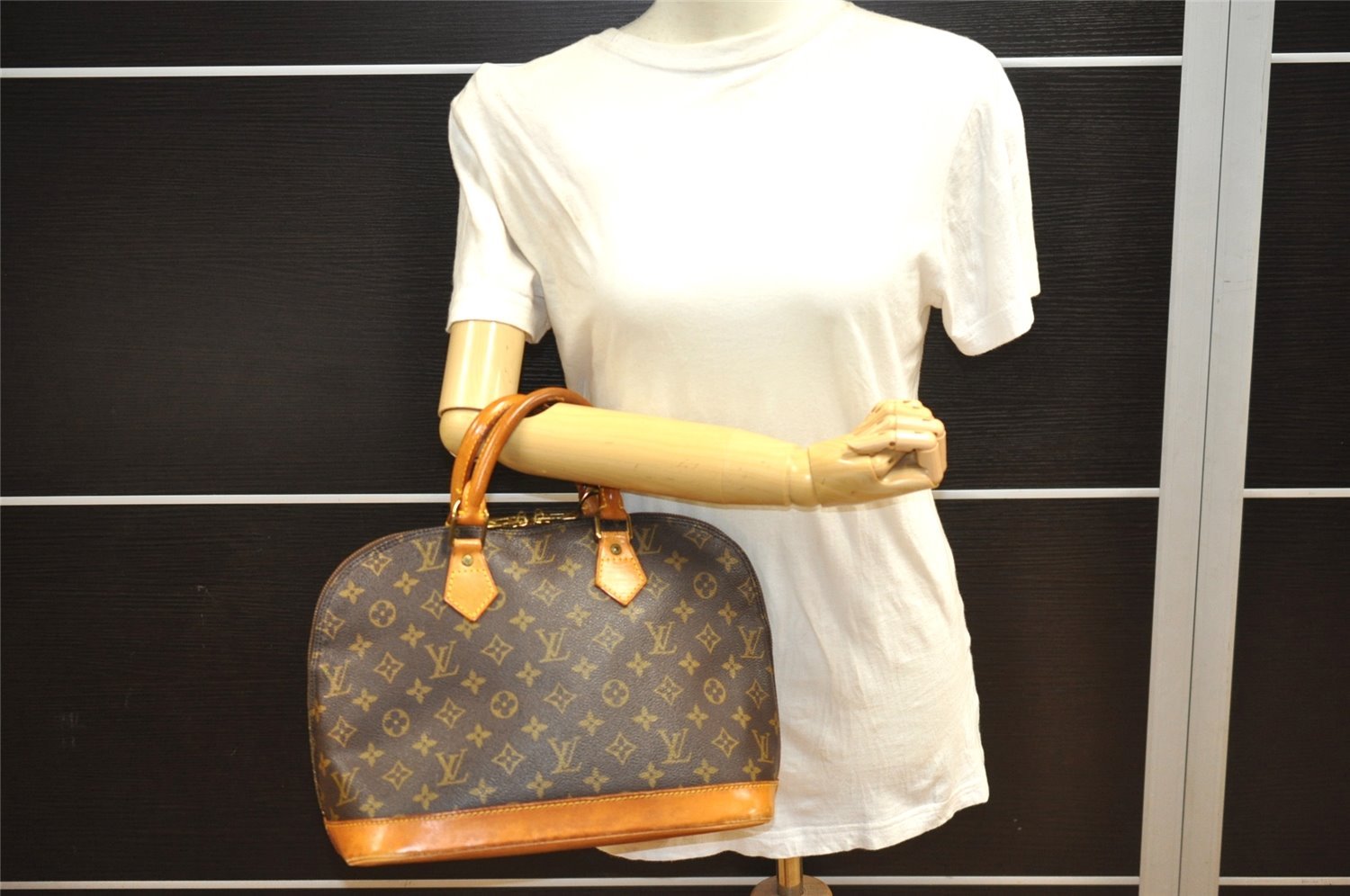 Authentic Louis Vuitton Monogram Alma Hand Bag Purse M51130 LV 4827J
