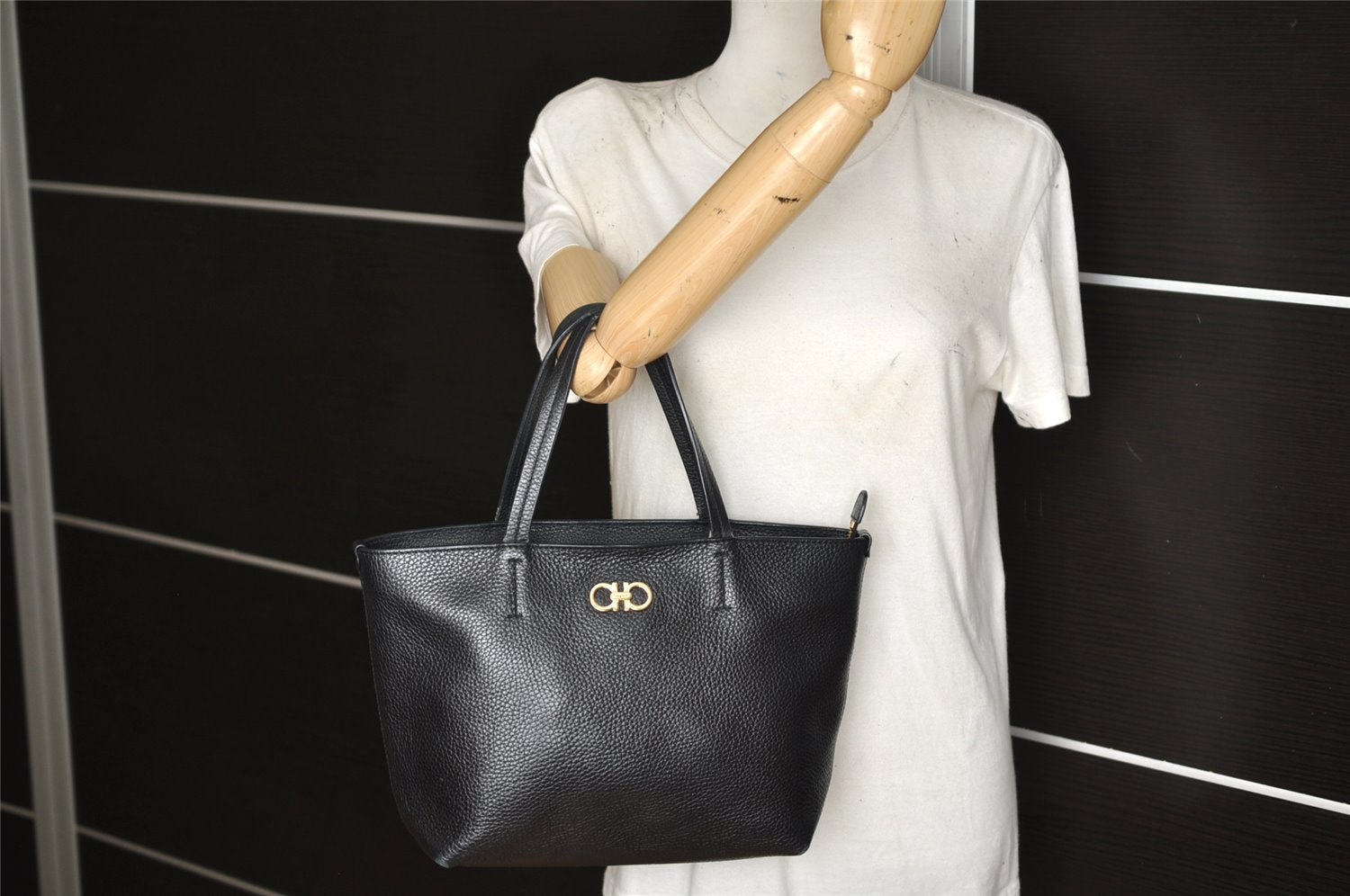 Authentic Salvatore Ferragamo Gancini Leather Tote Hand Bag Black 4895K