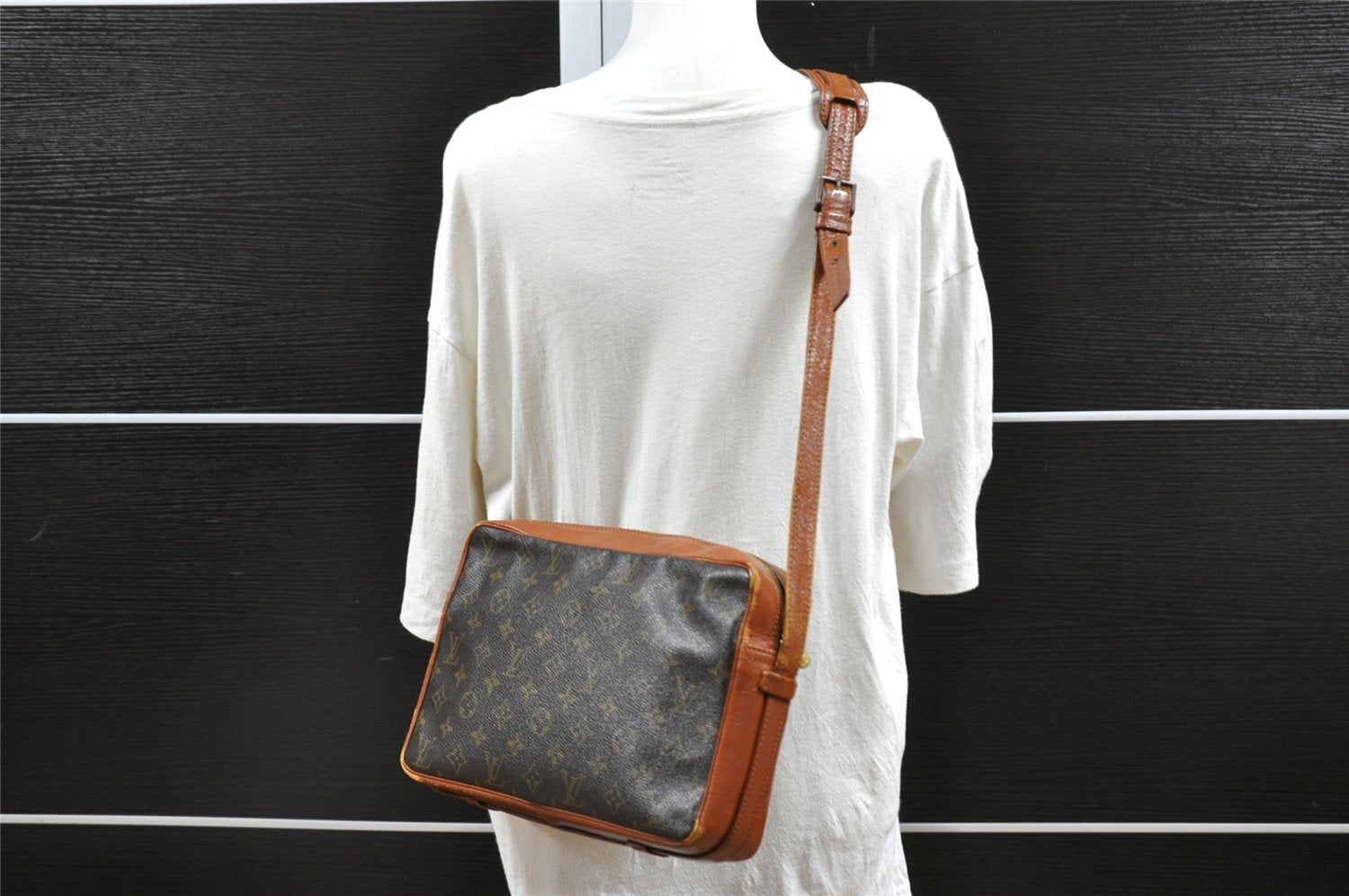 Authentic Louis Vuitton Monogram Sac Bandouliere 30 Shoulder Bag Old Model 5020I