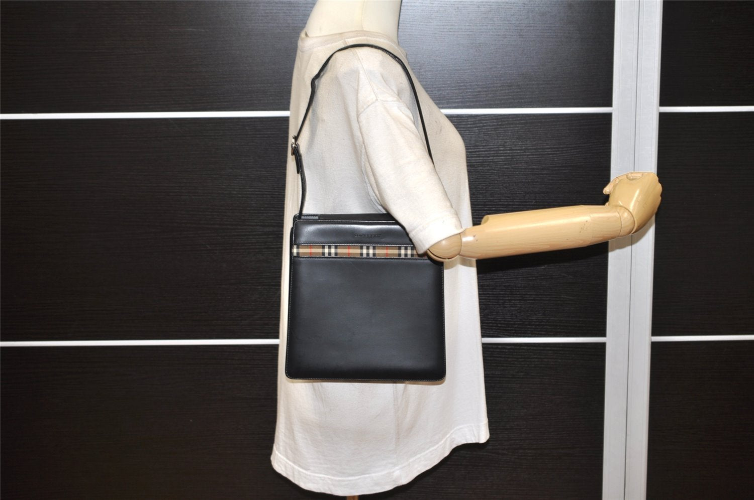 Authentic BURBERRY Nova Check Shoulder Hand Bag Purse Leather Black Beige 5030K