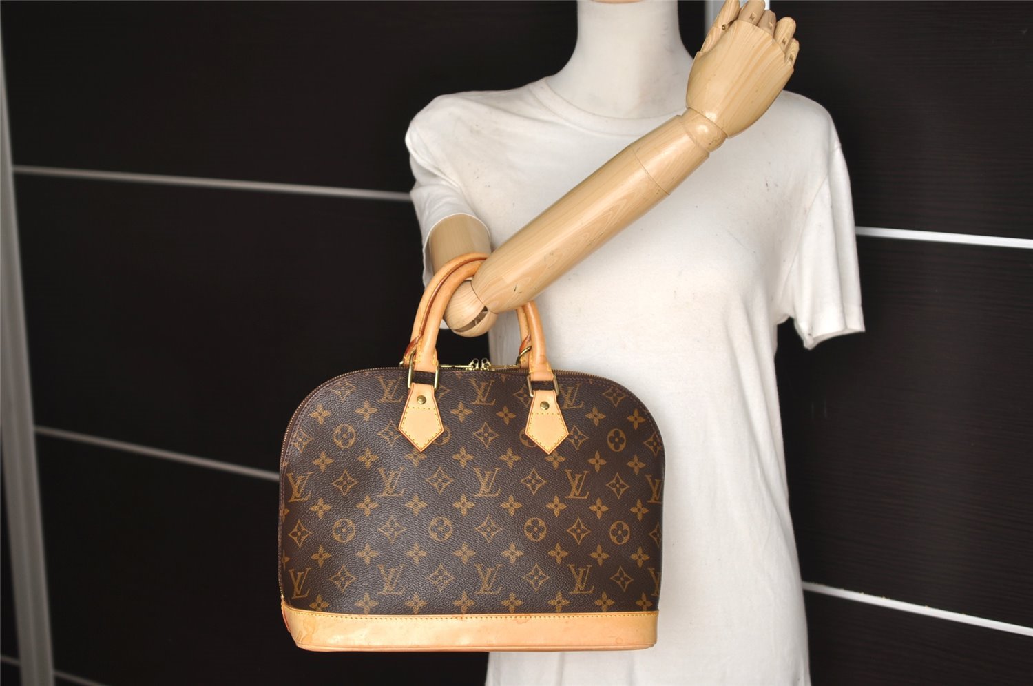 Authentic Louis Vuitton Monogram Alma Hand Bag Purse M51130 LV 5031J