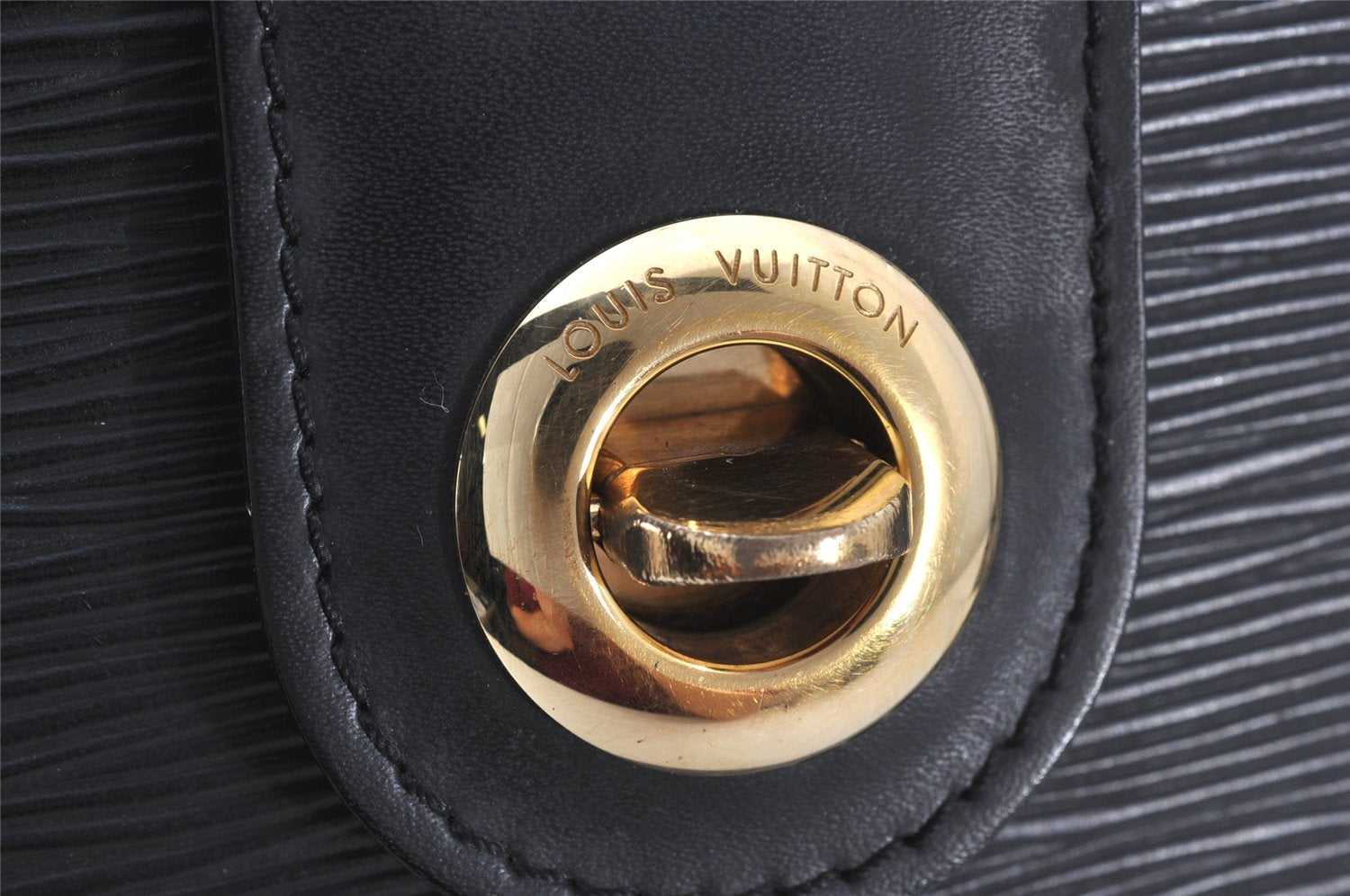 Authentic Louis Vuitton Epi Cluny Shoulder Bag Purse Black M52252 LV 5032K