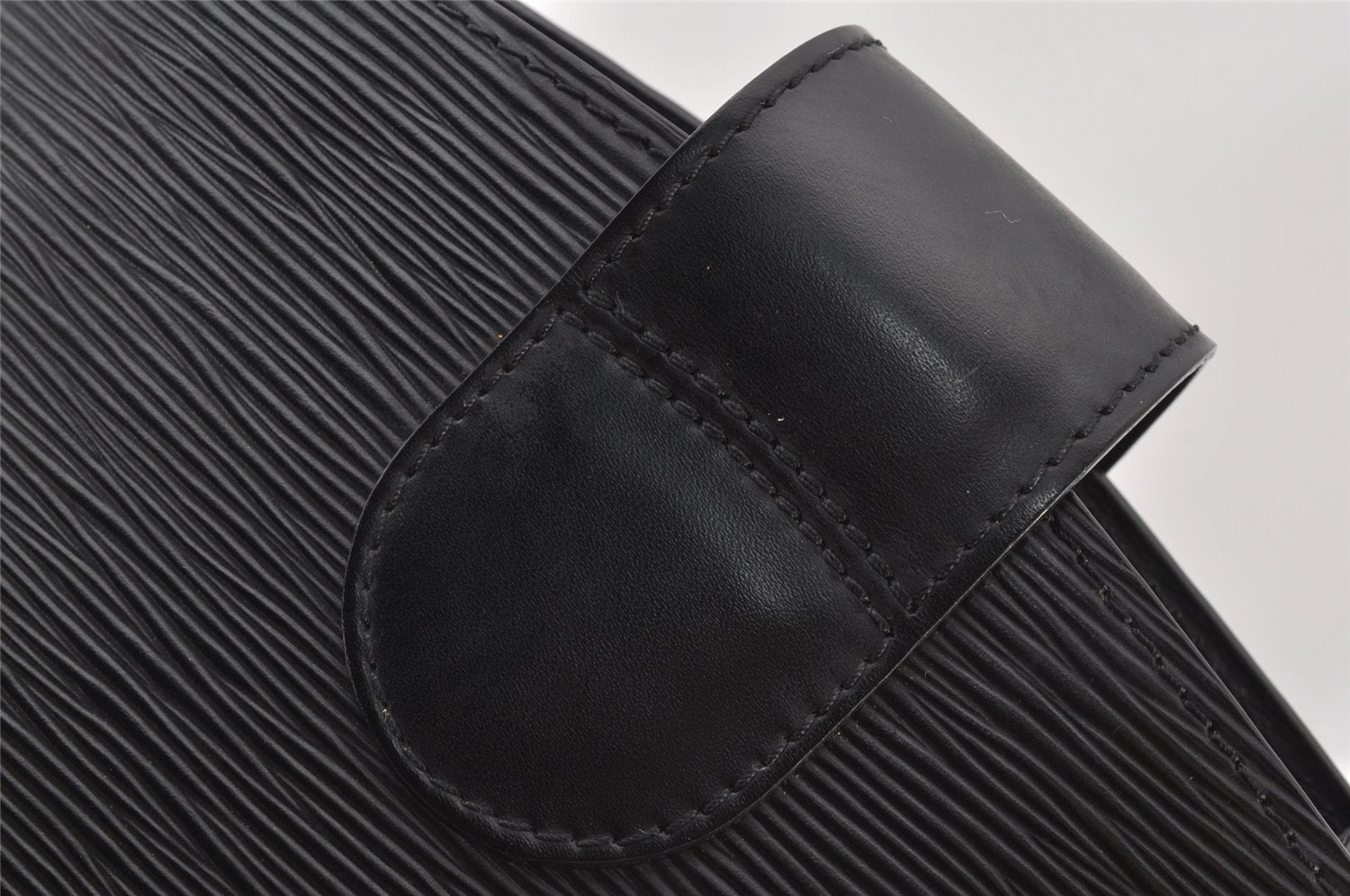 Authentic Louis Vuitton Epi Cluny Shoulder Bag Purse Black M52252 LV 5032K