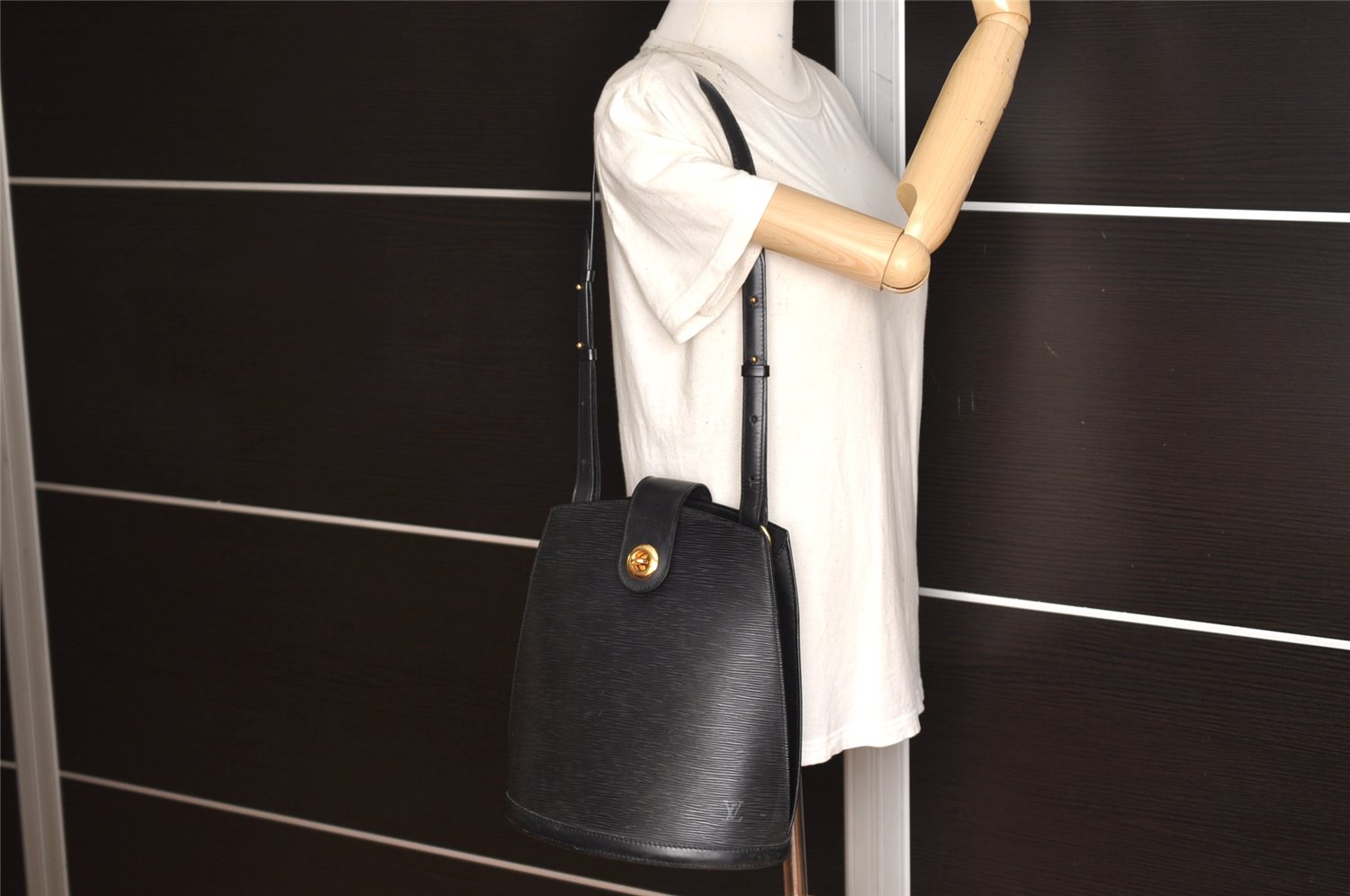 Authentic Louis Vuitton Epi Cluny Shoulder Bag Purse Black M52252 LV 5032K