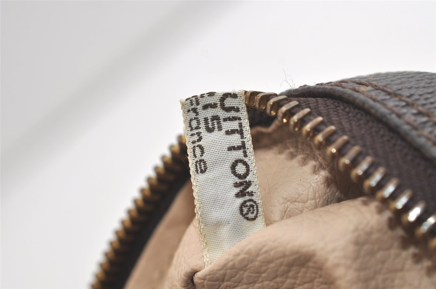 Auth Louis Vuitton Monogram Trousse Toilette 28 Clutch Hand Bag M47522 LV 5069K