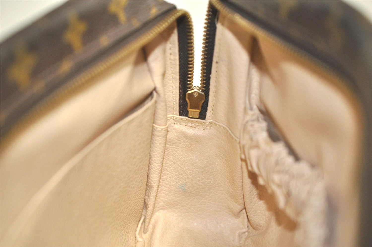 Auth Louis Vuitton Monogram Trousse Toilette 28 Clutch Hand Bag M47522 LV 5069K