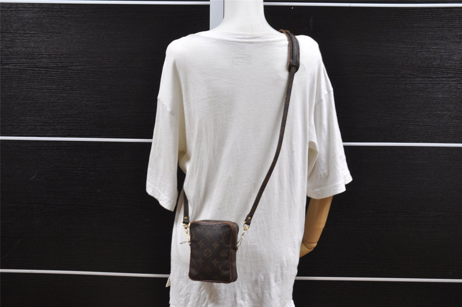 Auth Louis Vuitton Monogram Mini Poche Danube Shoulder Cross Bag Old Model 5098I