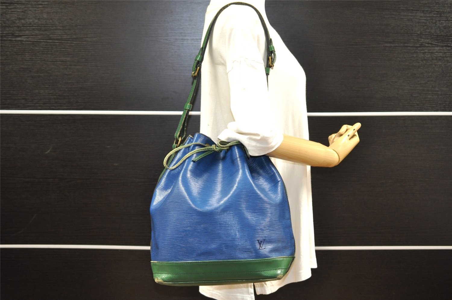 Authentic Louis Vuitton Epi Noe Bi-color Blue Green M44044 Drawstring Bag 5118I