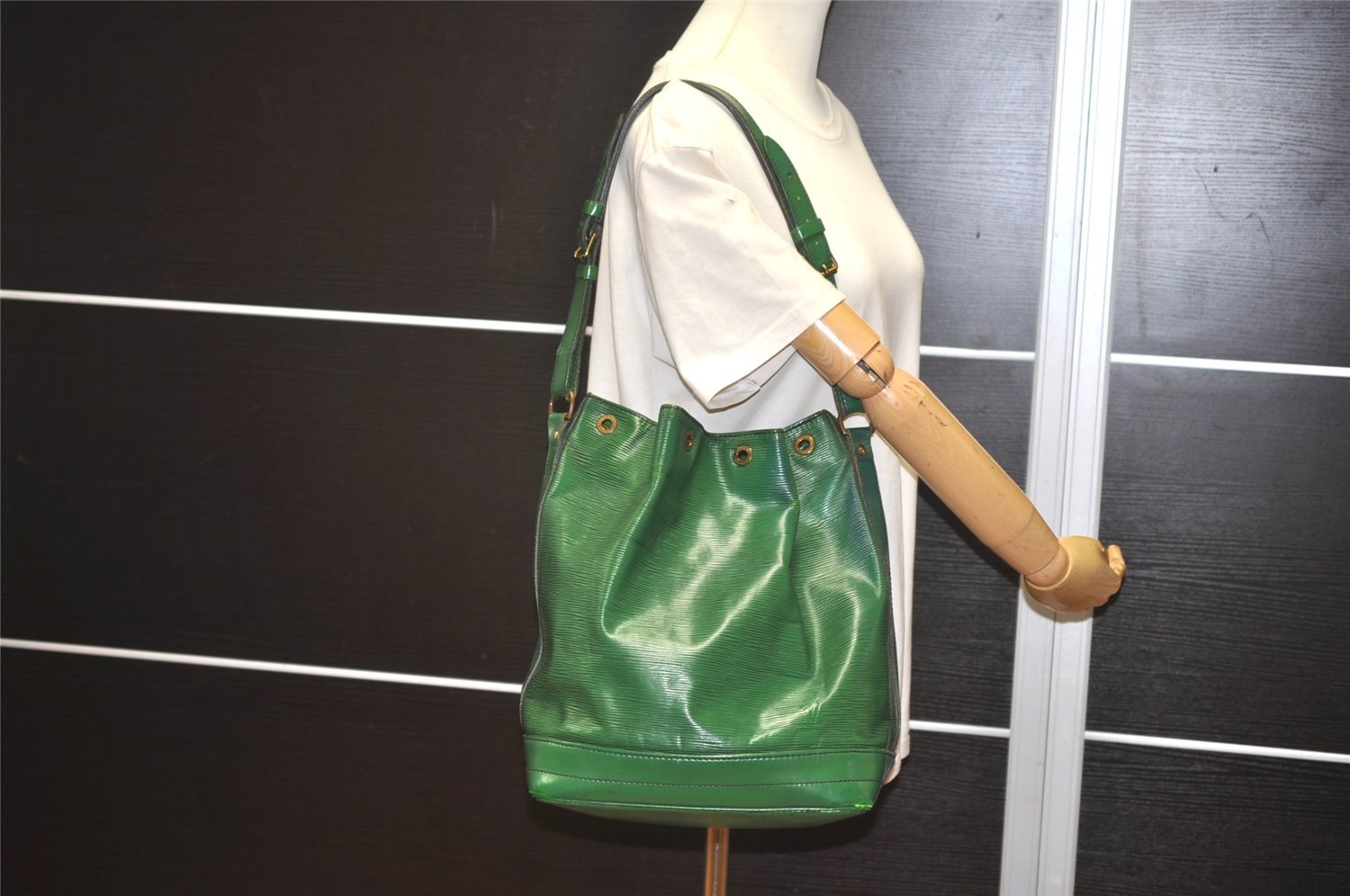 Authentic Louis Vuitton Epi Noe Shoulder Drawstring Bag Green M44004 LV 5148I