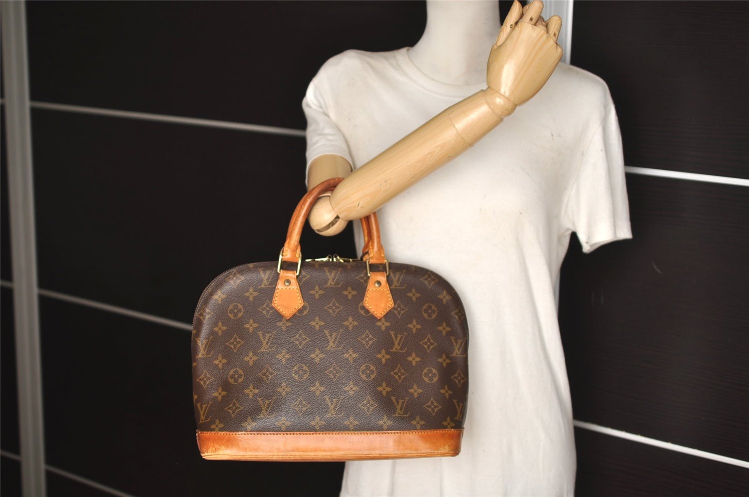Authentic Louis Vuitton Monogram Alma Hand Bag Purse M51130 LV 5182J