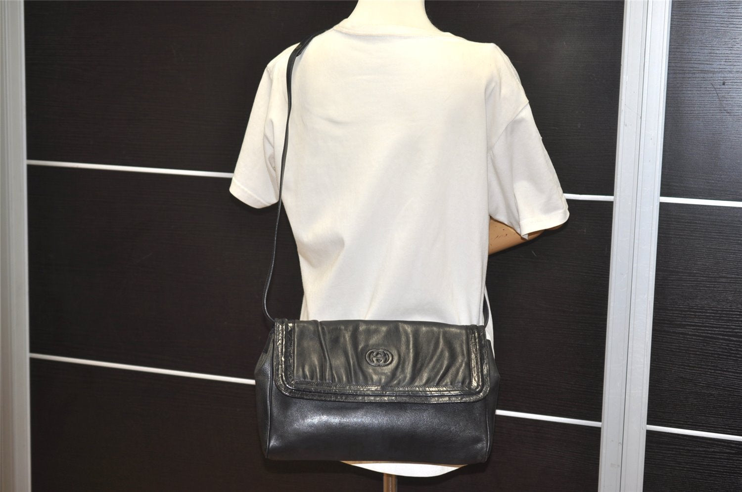 Authentic GUCCI Vintage Shoulder Cross Body Bag Purse Leather Black 5210I