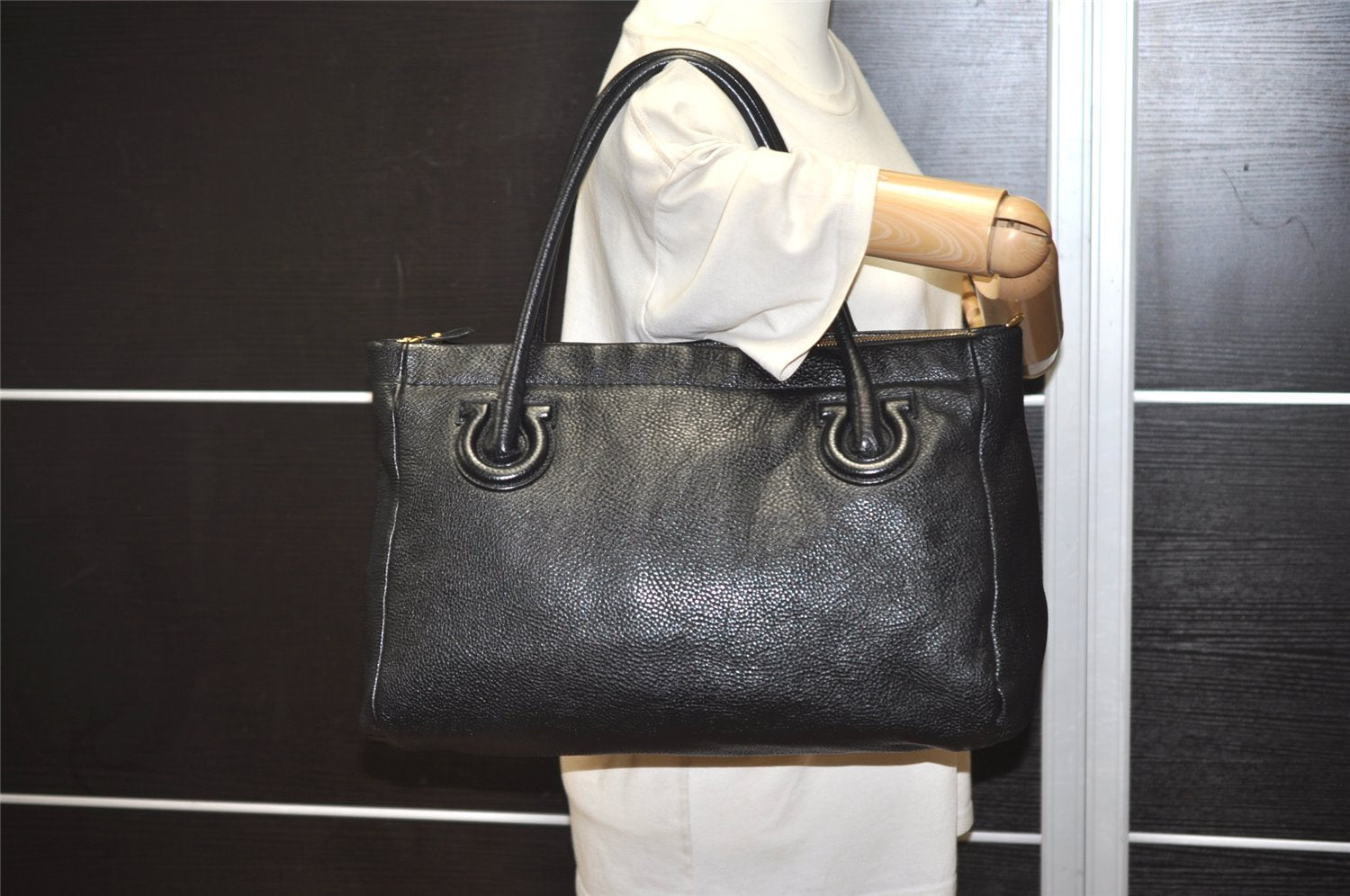 Authentic Salvatore Ferragamo Gancini Vintage Leather Hand Tote Bag Black 5220J