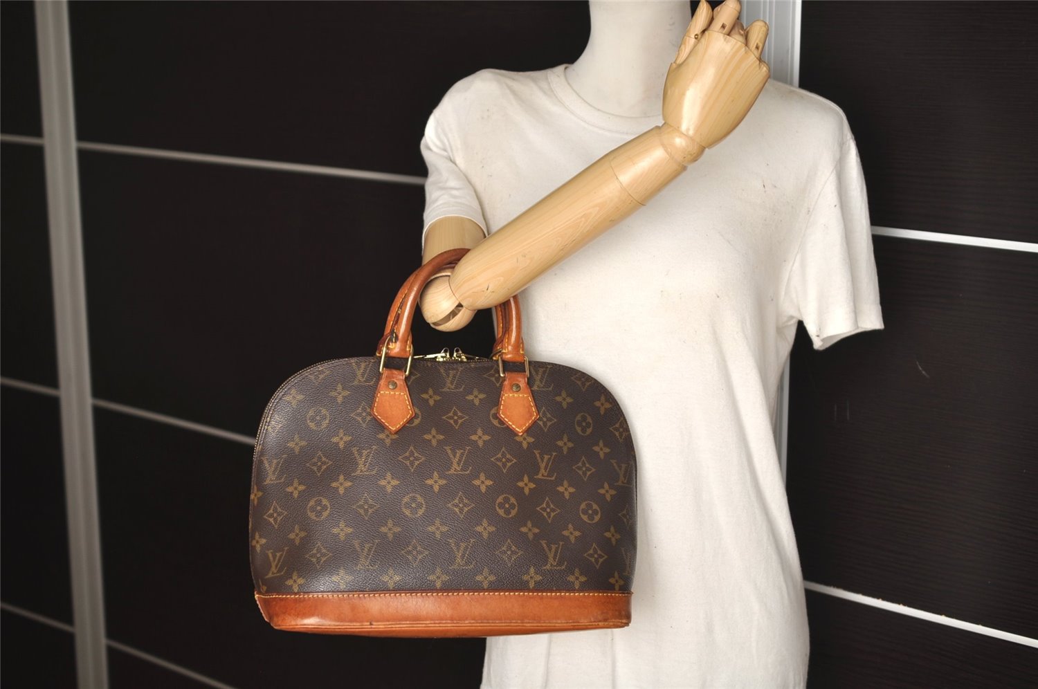 Authentic Louis Vuitton Monogram Alma Hand Bag Purse M51130 LV 5242J