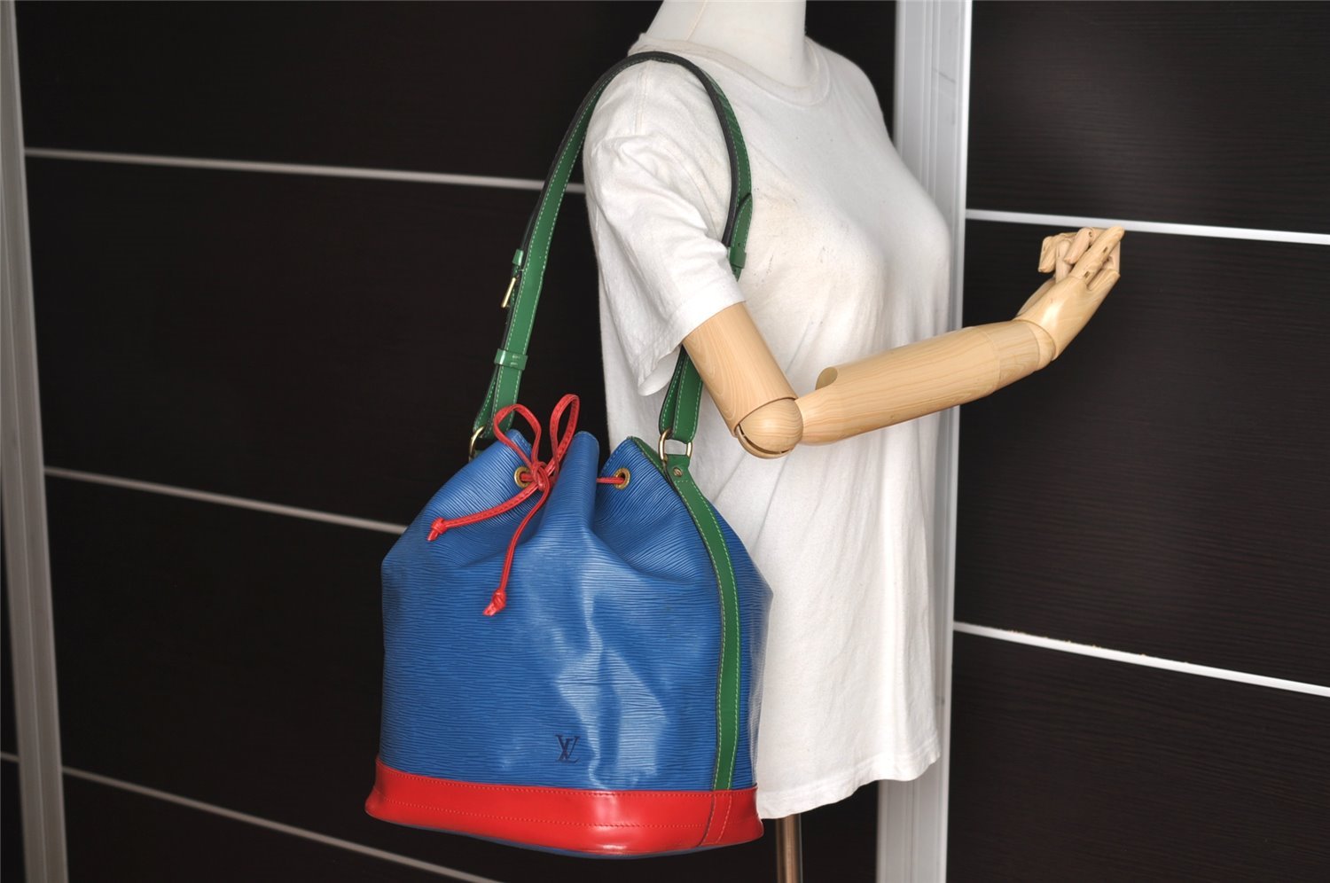 Auth Louis Vuitton Epi Noe Tricolor Red Blue Green M44084 Drawstring Bag 5414I