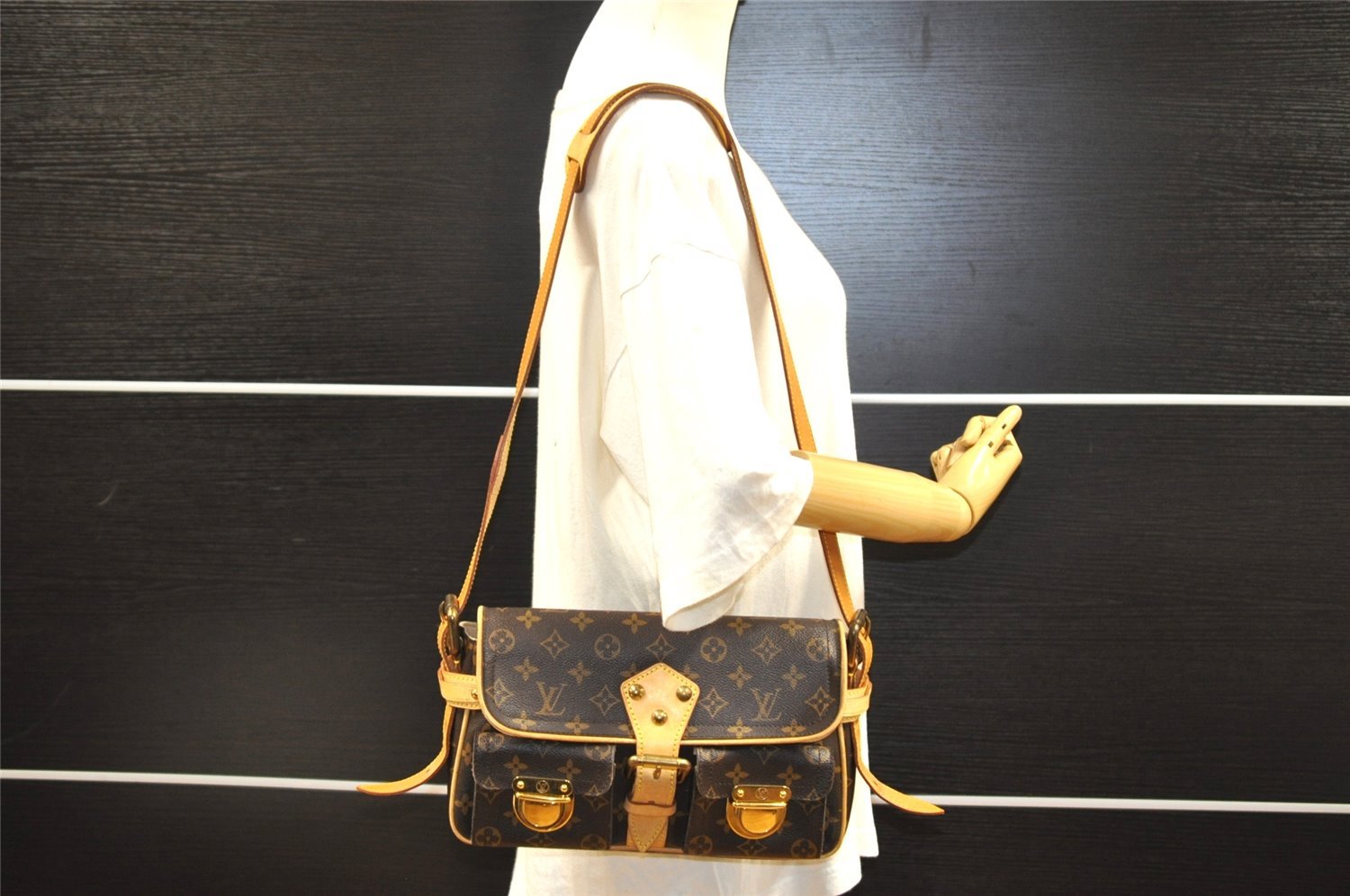 Authentic Louis Vuitton Monogram Hudson PM Shoulder Bag Purse M40027 LV 5427I