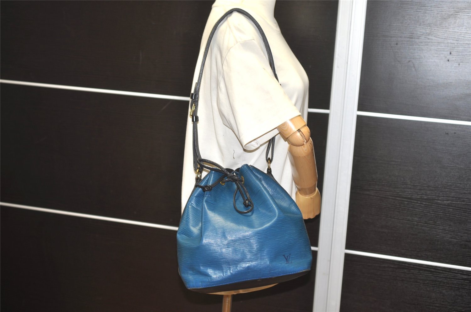 Authentic Louis Vuitton Epi Petit Noe Bi-color Blue x Black Drawstring Bag 5434I