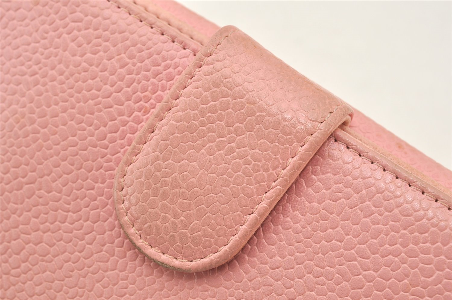 Authentic CHANEL Vintage Caviar Skin CC Logo Bifold Wallet Purse Pink 5513K