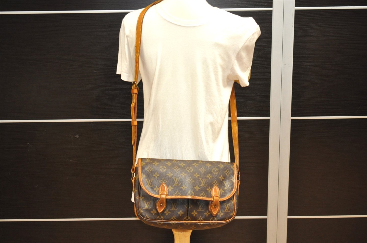 Authentic Louis Vuitton Monogram Gibeciere MM Shoulder Cross Bag M42247 LV 5515J