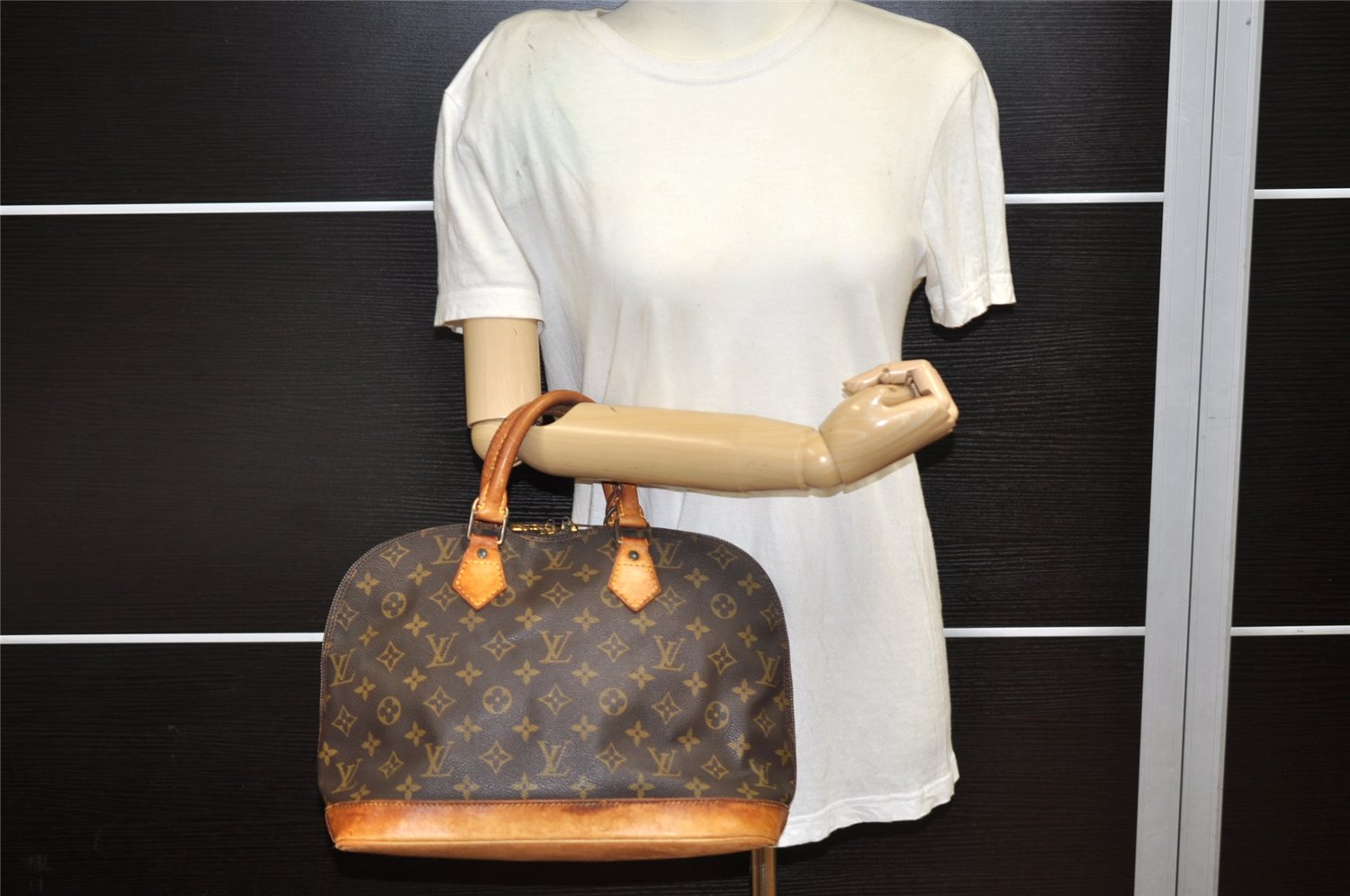 Authentic Louis Vuitton Monogram Alma Hand Bag Purse M51130 LV 5517K