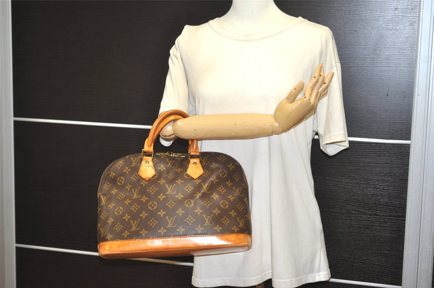 Authentic Louis Vuitton Monogram Alma Hand Bag Purse M51130 LV 5657J