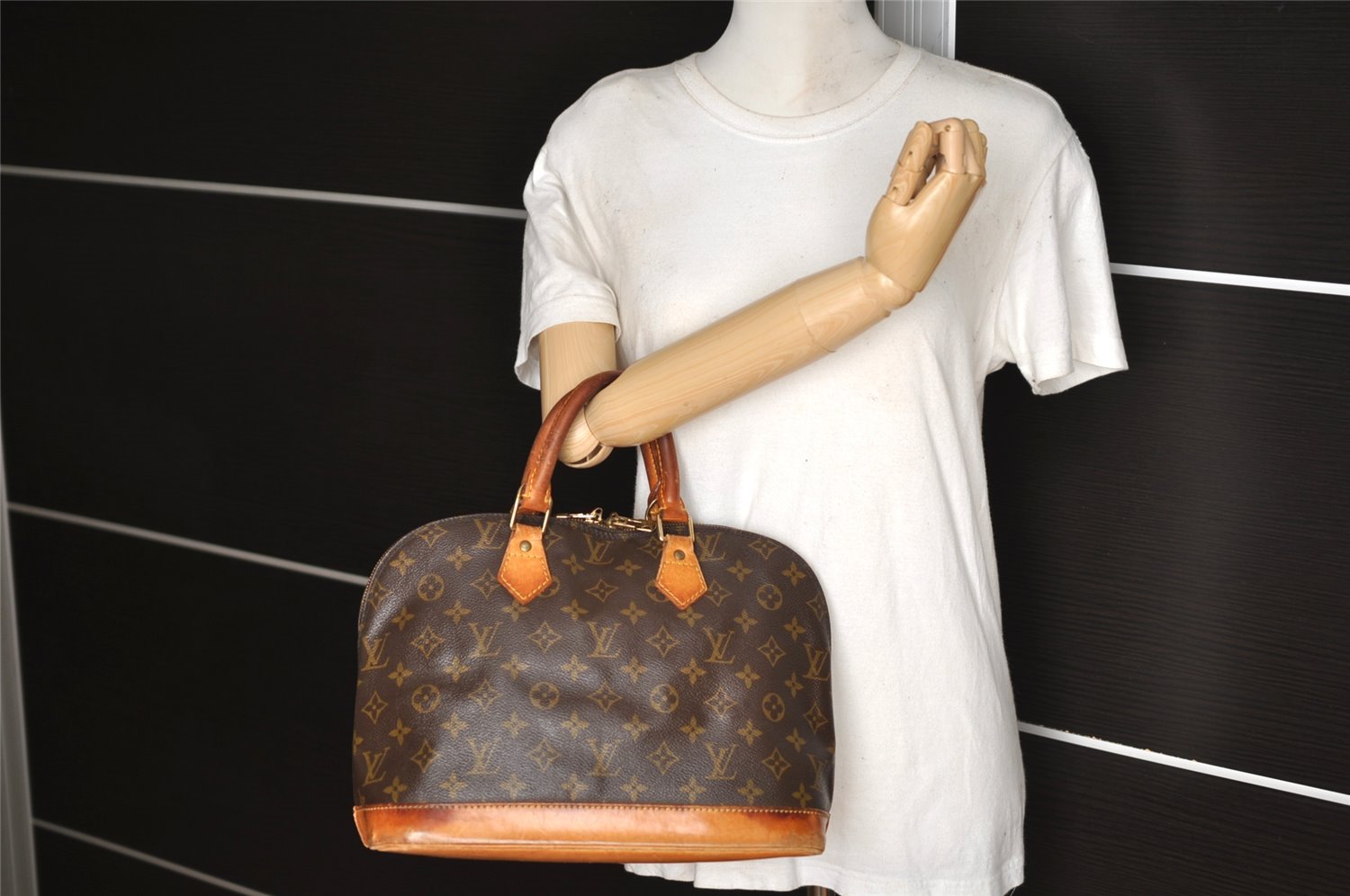 Authentic Louis Vuitton Monogram Alma Hand Bag Purse M51130 LV 5676I