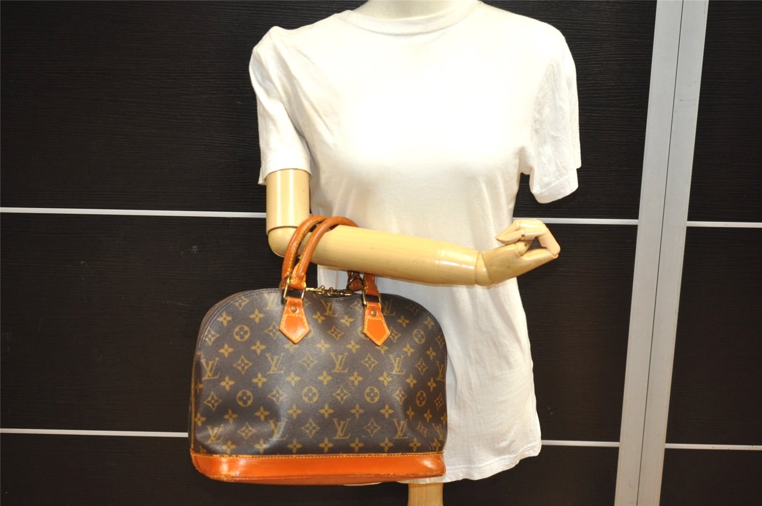 Authentic Louis Vuitton Monogram Alma Hand Bag Purse M51130 LV 5684J