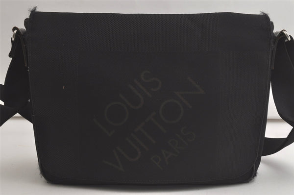 Auth Louis Vuitton Damier Geant Petit Messenger Shoulder Bag M93618 Black 5695K