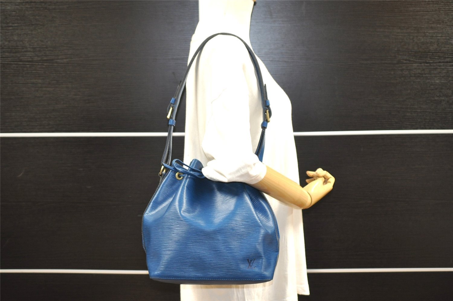 Authentic Louis Vuitton Epi Petit Noe Shoulder Drawstring Bag M44105 Blue 5722I