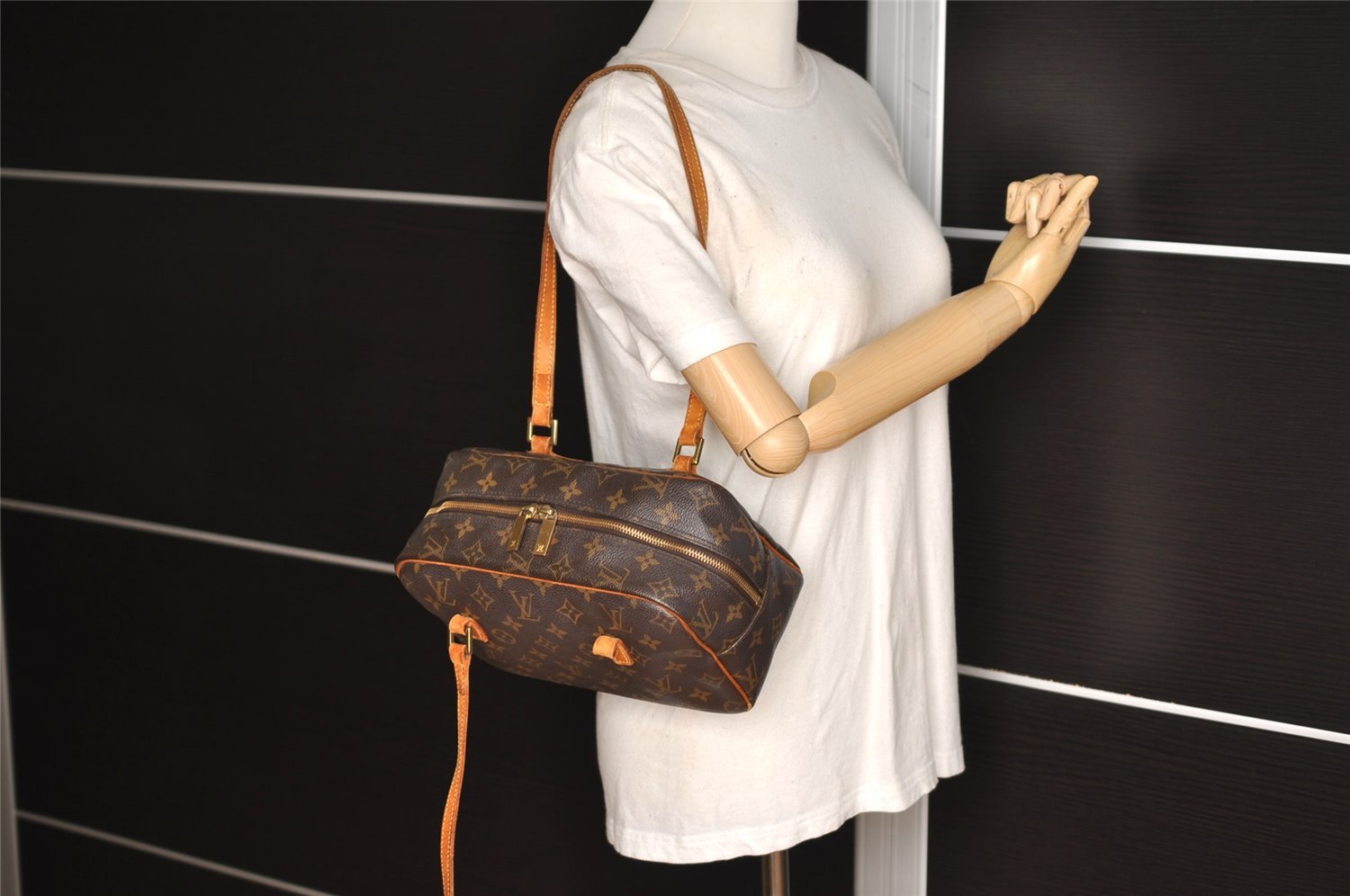 Authentic Louis Vuitton Monogram Cite MM Shoulder Bag M51182 LV Junk 5742I