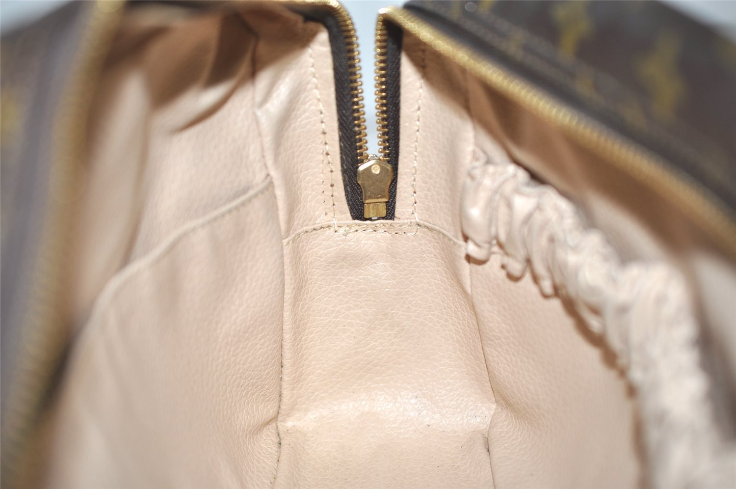 Auth Louis Vuitton Monogram Trousse Toilette 28 Clutch Hand Bag M47522 LV 5782J