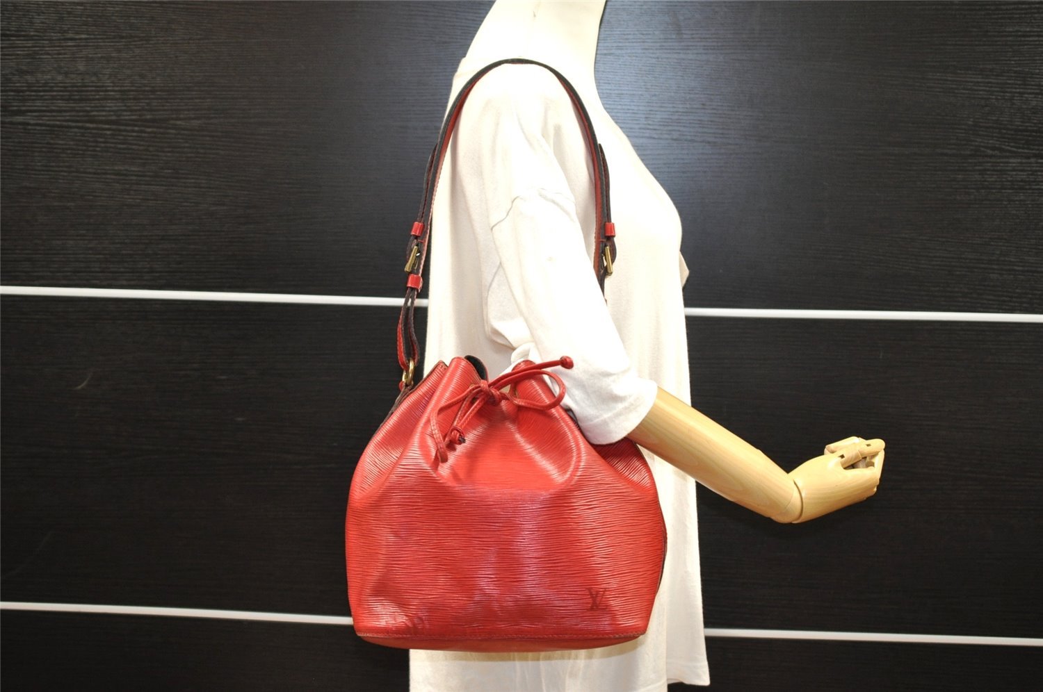 Authentic Louis Vuitton Epi Petit Noe Shoulder Drawstring Bag M44107 Red 5809I