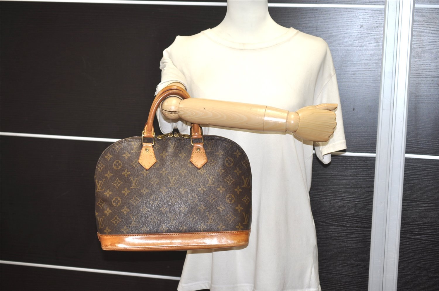 Authentic Louis Vuitton Monogram Alma Hand Bag Purse M51130 LV 5825J