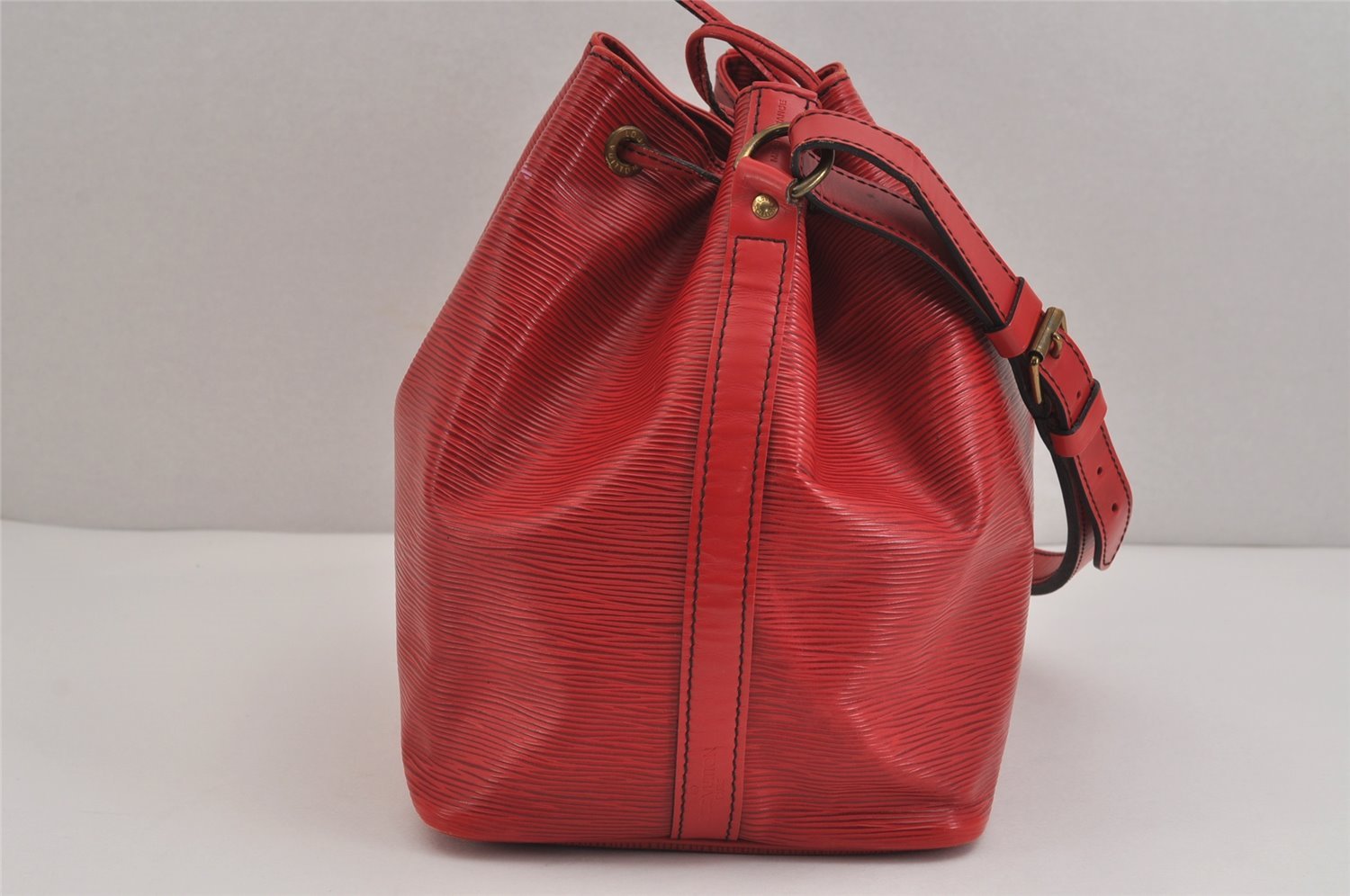 Authentic Louis Vuitton Epi Petit Noe Shoulder Drawstring Bag M44107 Red 5842J