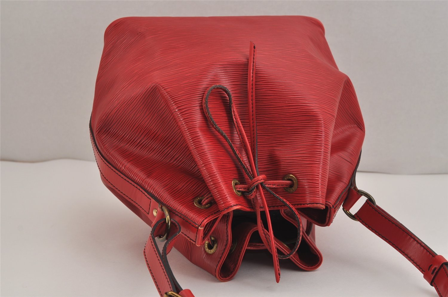 Authentic Louis Vuitton Epi Petit Noe Shoulder Drawstring Bag M44107 Red 5842J